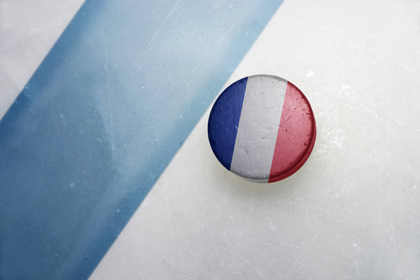 vanha jääkiekko kiekko kanssa Ranskan lippu
. - Valokuva, kuva