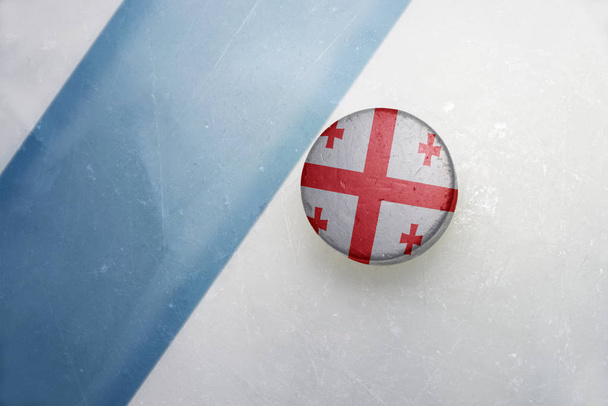 viejo disco de hockey con la bandera nacional de Georgia
. - Foto, imagen