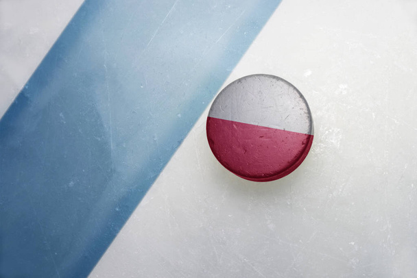 vieille rondelle de hockey avec le drapeau national de la pologne
 . - Photo, image