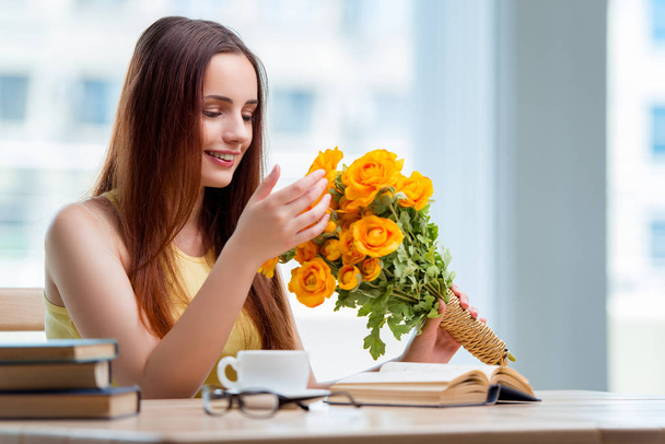 Chica joven con regalo de flores - Foto, Imagen
