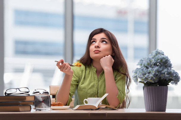 junges Mädchen frühstückt zu Hause - Foto, Bild