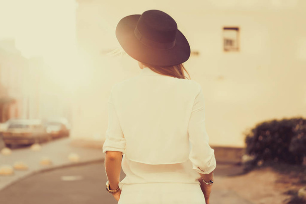 femme portant un chapeau à la mode
 - Photo, image