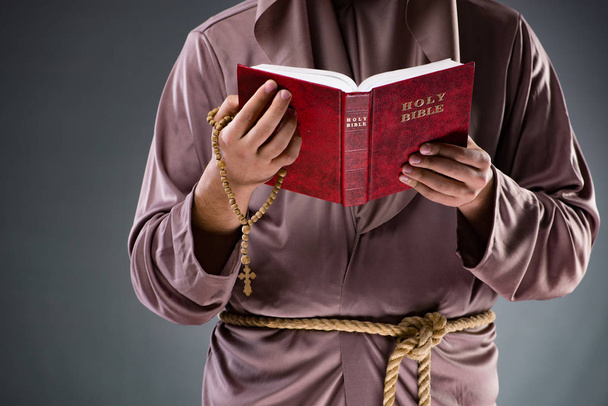 Μοναχός στη θρησκευτική αντίληψη σε γκρίζο φόντο - Φωτογραφία, εικόνα