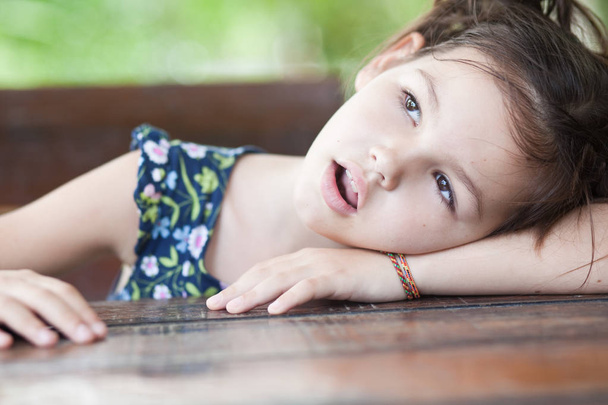 Unavená dívka u stolu - Fotografie, Obrázek