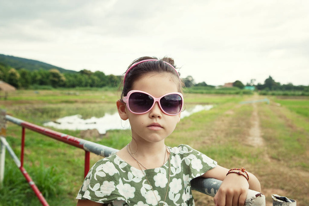 πορτρέτο του ένα κορίτσι σε γυαλιά ηλίου - Φωτογραφία, εικόνα
