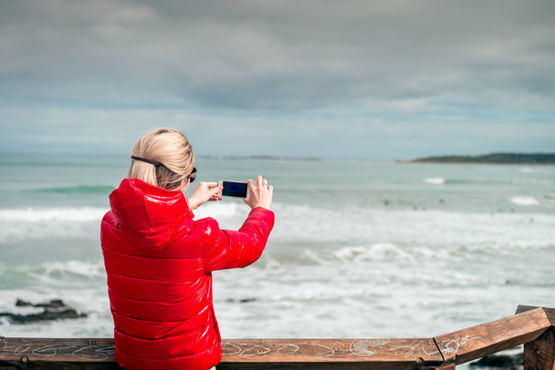 femme prenant des photos avec téléphone portable
  - Photo, image