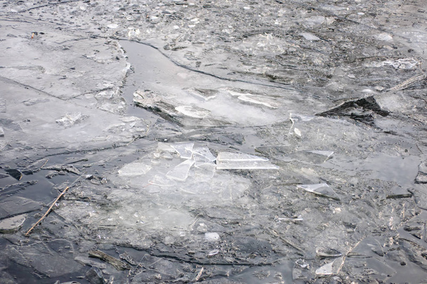 floes de glace sur une rivière
 - Photo, image