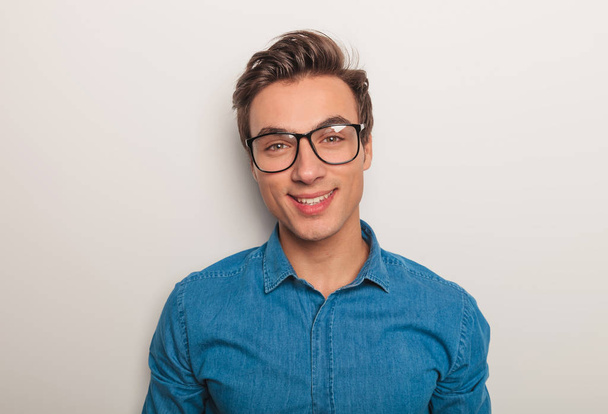 primo piano immagine di un giovane uomo con gli occhiali sorridente
  - Foto, immagini