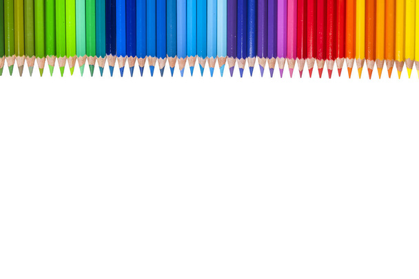 Izolované barevné tužky v řádku - Fotografie, Obrázek
