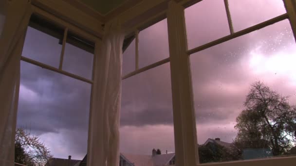 volledige zonsopgang time-lapse door oude windows in huis. - Video