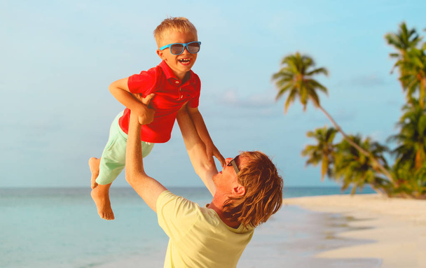 padre e hijo jugando en la playa tropical de verano
 - Foto, Imagen