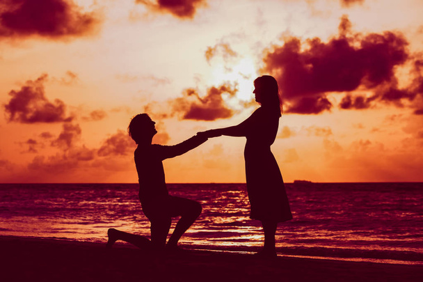 Proposition de mariage à la plage du coucher du soleil
 - Photo, image