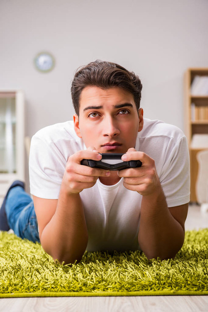 Hombre adicto a los juegos de ordenador - Foto, imagen