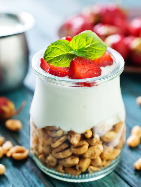 Yogurt with flakes and berries - Valokuva, kuva