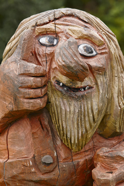 Norwegische geschnitzte Holzgesicht Detail Troll. Skandinavische Folklore - Foto, Bild