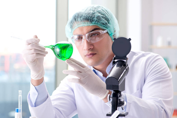 Young scientist working in the lab - Photo, Image
