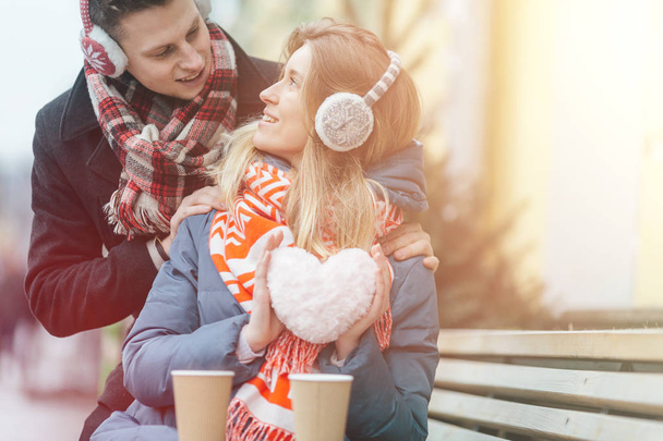 Joven hermosa pareja divirtiéndose en el invierno en la calle. Pareja enamorada en San Valentín
 - Foto, imagen