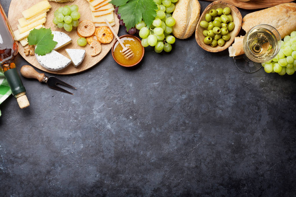 Wijn, druivenmost, kaas en honing - Foto, afbeelding