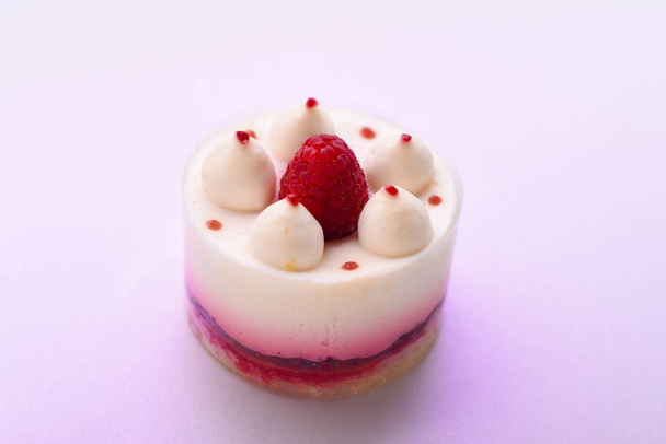 Delicious cake with raspberries - Фото, зображення