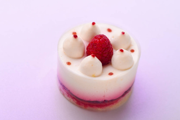 Delicious cake with raspberries - Foto, Bild