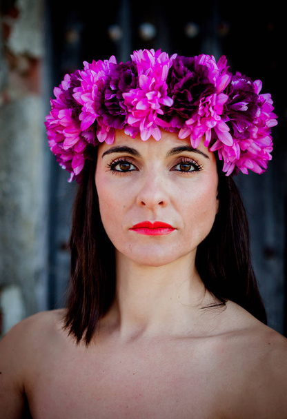 Hermosa mujer con corona floral
 - Foto, imagen