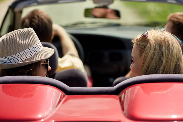 Glückliche Freunde fahren im Sommer im Cabrio - Foto, Bild