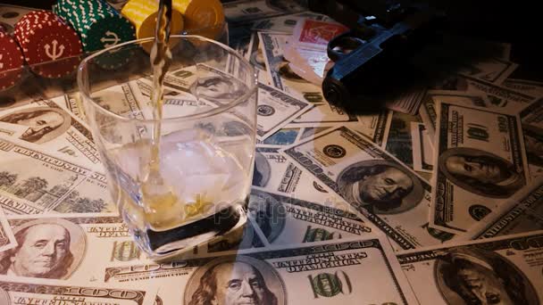 glas wordt gevuld met de craps tafel in een casino geld in slowmotion 240 fps - Video