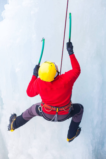 O alpinista sobe no gelo
. - Foto, Imagem