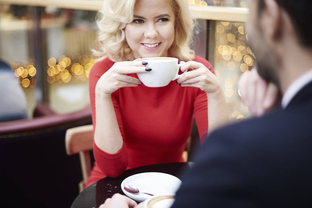 Lachende vrouw drinken koffie - Foto, afbeelding