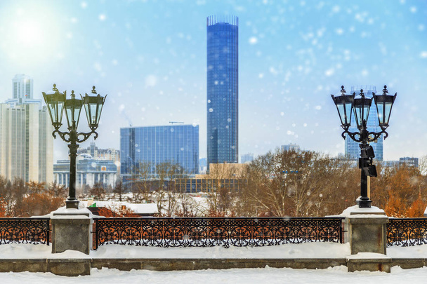  Panorama de la ciudad de invierno cubierto de nieve - Foto, imagen