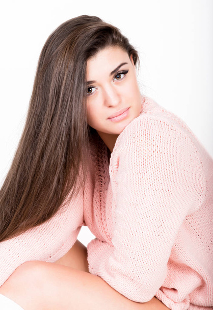 style and fashion concept - happy young woman in pink sweater - Foto, afbeelding