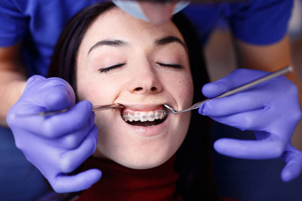 Dentysta, sprawdzanie womans szelki - Zdjęcie, obraz