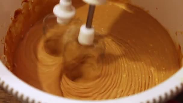 Míchání krém na dort v mixéru zblízka. - Záběry, video