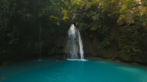 Pięknym tropikalnym wodospadem. Kawasan Falls. Wyspa Cebu Filipiny. - Materiał filmowy, wideo