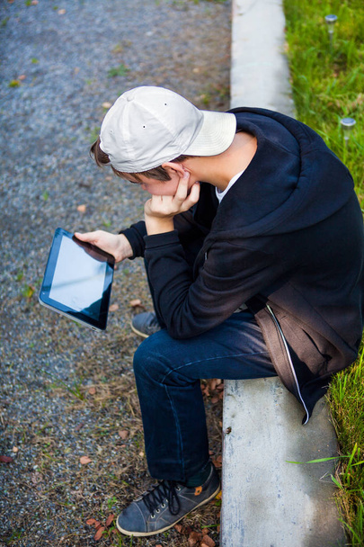 Teenager with Tablet - Φωτογραφία, εικόνα