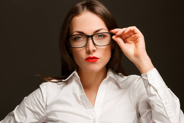iş kız gözlük ve beyaz bir gömlek portresi  - Fotoğraf, Görsel
