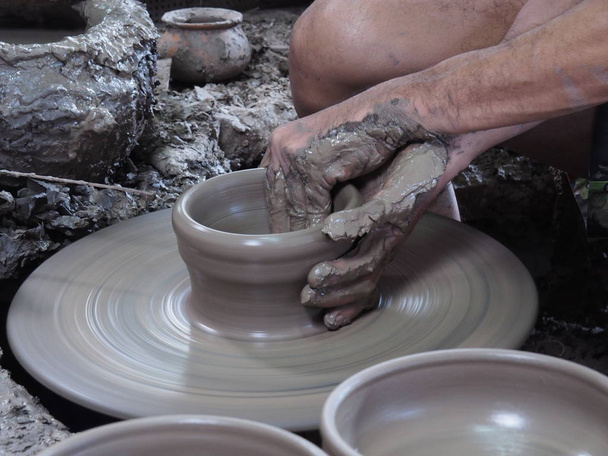 manos haciendo la cerámica
 - Foto, Imagen