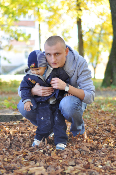 otec a malý syn na procházce v podzimním parku - Fotografie, Obrázek