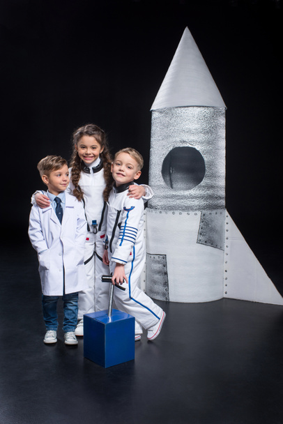 Enfants jouant astronautes
 - Photo, image