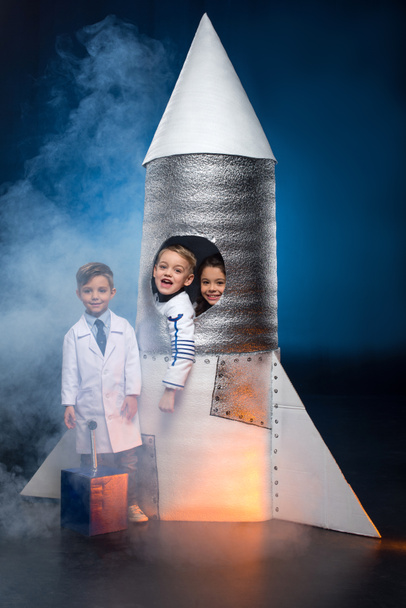 Astronotlar oynayan çocuklar - Fotoğraf, Görsel