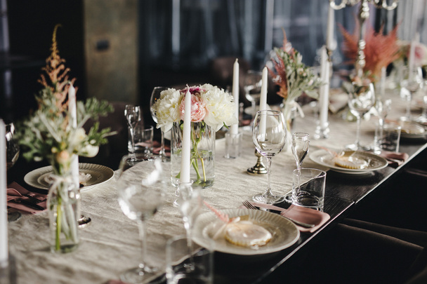 Lujo, elegante arreglo de mesa de recepción de boda, céntimo floral
 - Foto, imagen