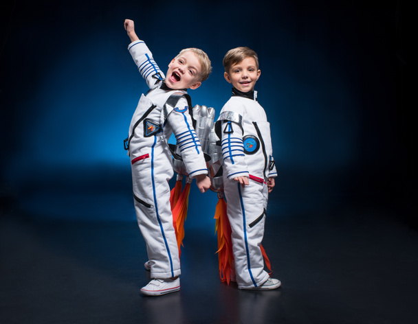 Дети в космических костюмах
 - Фото, изображение