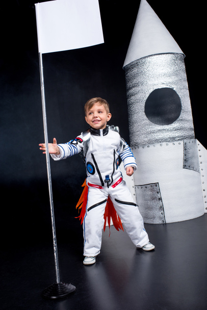 Garçon en costume d'astronaute
 - Photo, image