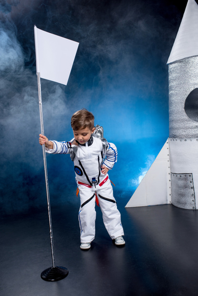 Niño disfrazado de astronauta
 - Foto, Imagen