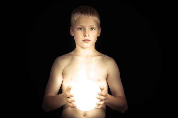 Niño con brillante tazón de luz
 - Foto, Imagen