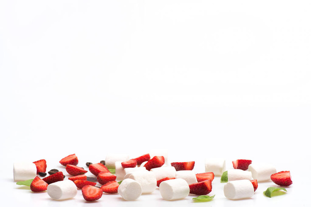 marshmallow, coffee beans, strawberry and basil on white background - Foto, afbeelding