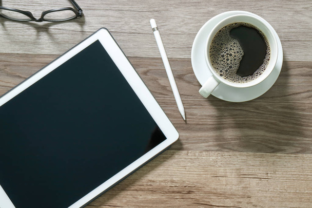 Tazza da caffè e tavolo digitale dock tastiera intelligente, occhiali, styl
 - Foto, immagini