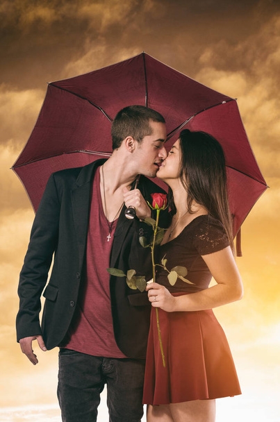 casal com guarda-chuva beijando
 - Foto, Imagem