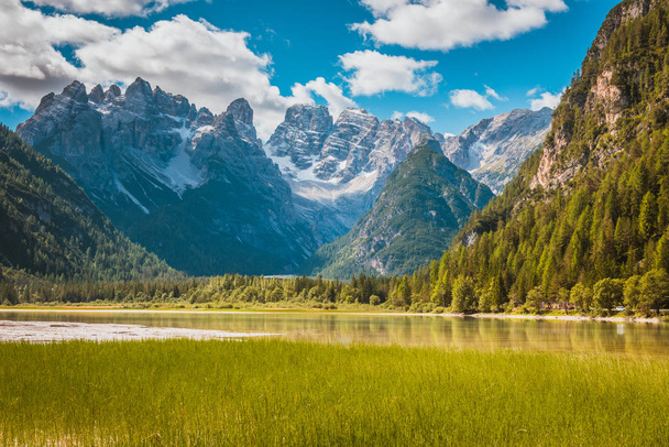 Güzel dağ gölü Landro Dolomites içinde - Fotoğraf, Görsel