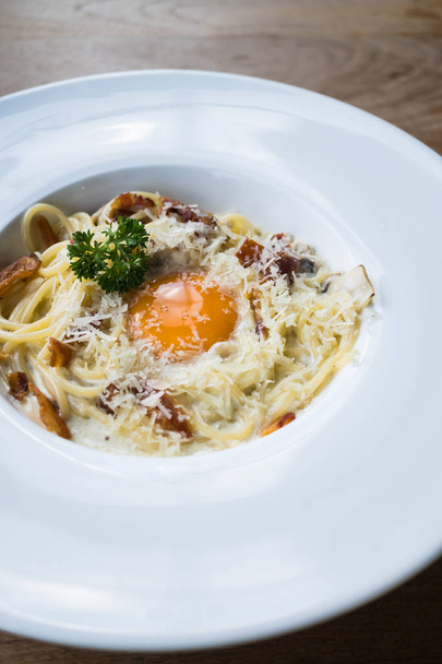 Спагетти карбонара в белой тарелке
  - Фото, изображение